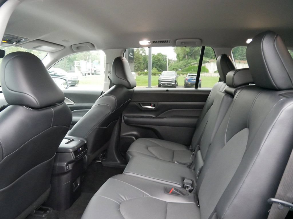 Used 2024 Toyota Grand Highlander AWD image 11