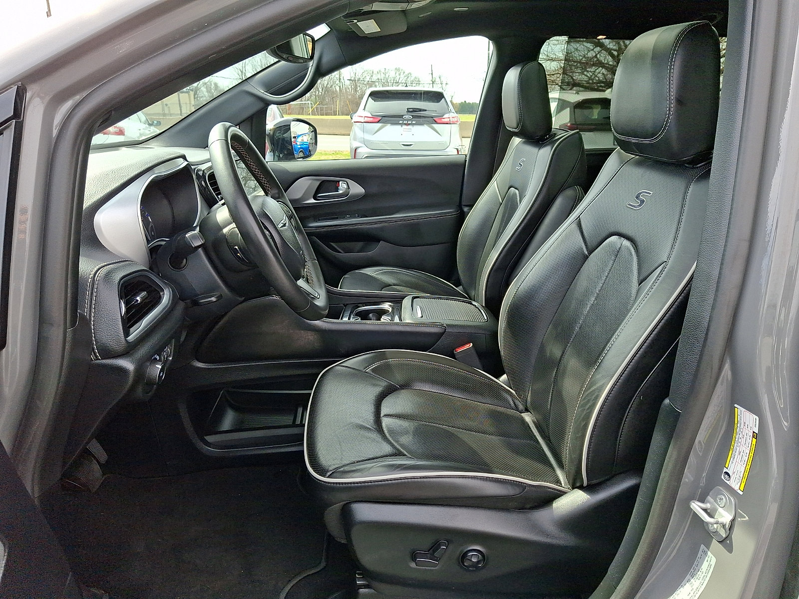 Used 2025 Chrysler Pacifica Limited FWD image 14