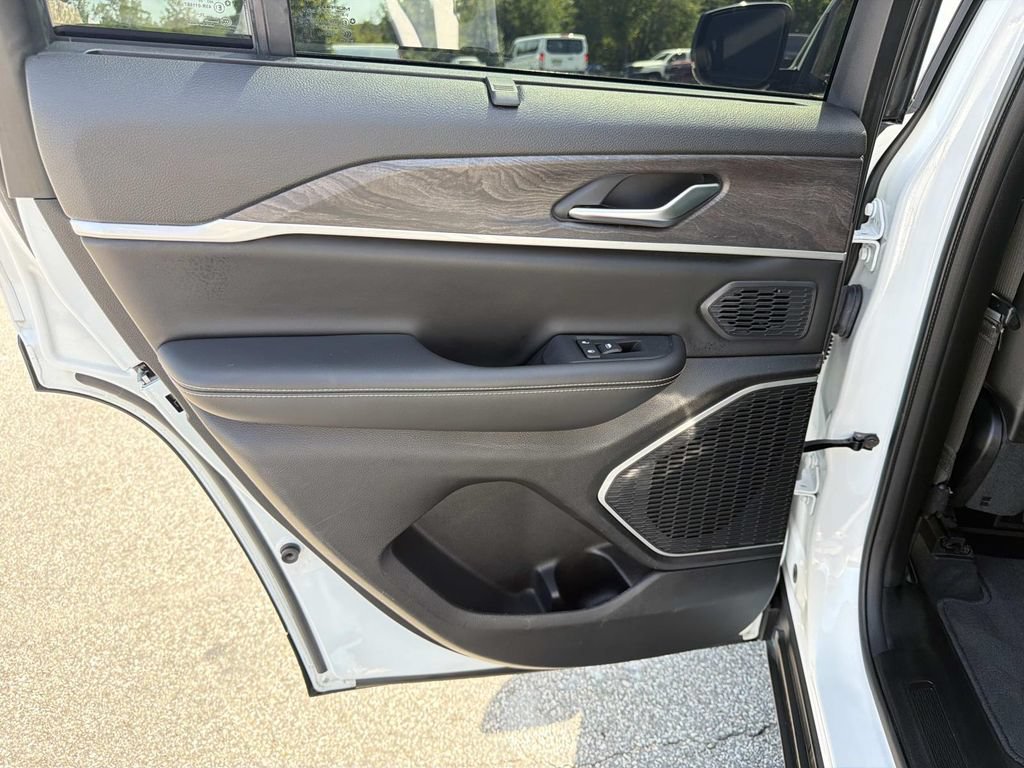 Used 2023 Jeep Grand Cherokee Limited w/ Luxury Tech Group II AWD/4WD image 22