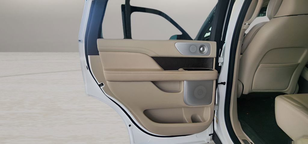 Used 2020 Lincoln Navigator Reserve w/ Luxury Package image 13