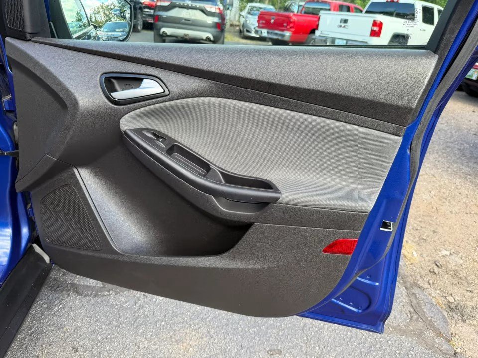 Used 2012 Ford Focus SE FWD image 16