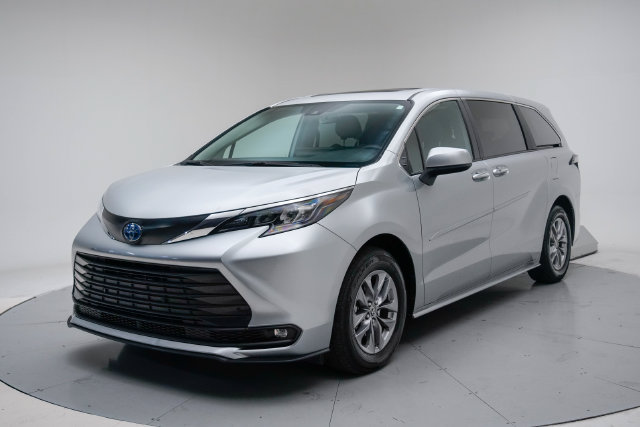 Used 2025 Toyota Sienna XLE
