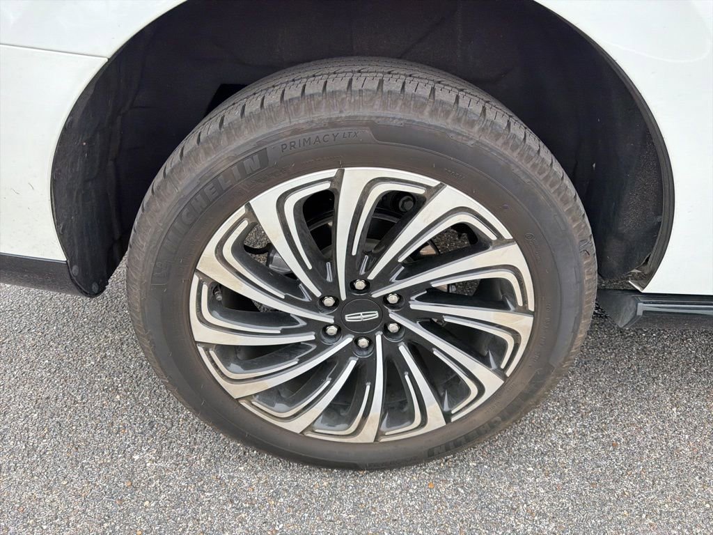 Used 2025 Lincoln Navigator Black Label image 11