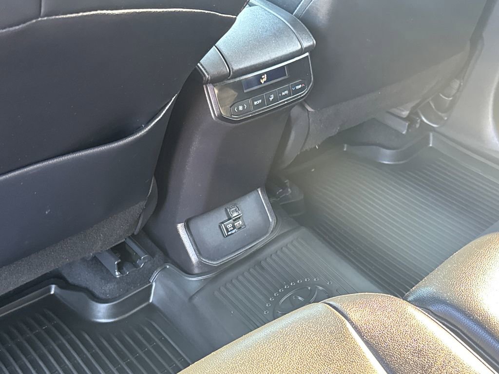 Used 2020 Toyota Highlander XLE AWD/4WD image 41