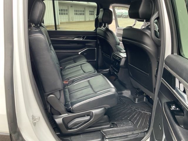Used 2022 Jeep Wagoneer Series III AWD/4WD image 42