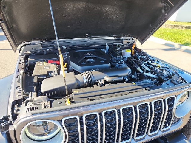 Used 2025 Jeep Wrangler Unlimited Sahara AWD/4WD image 15