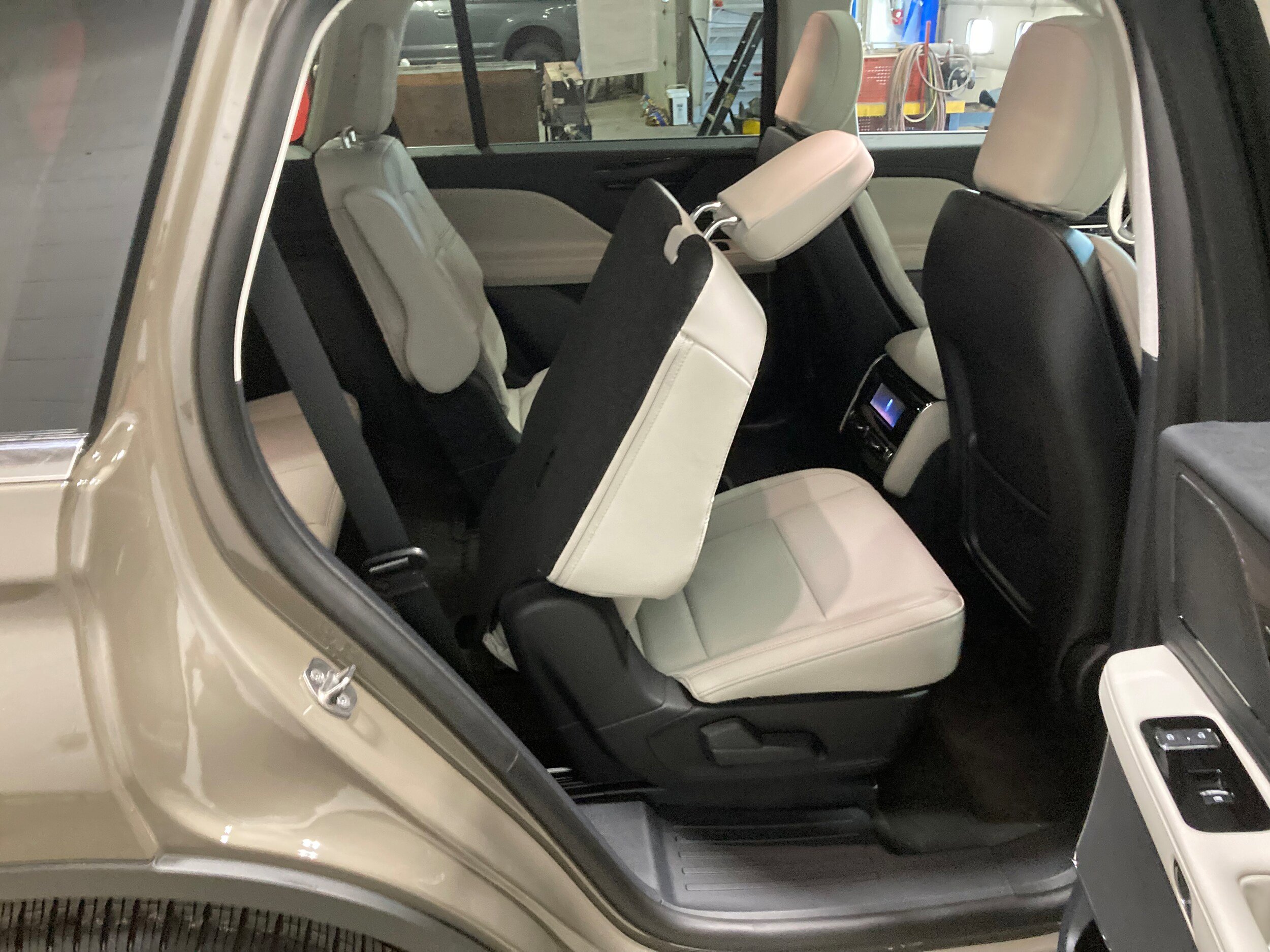 Used 2026 Lincoln Aviator AWD image 9