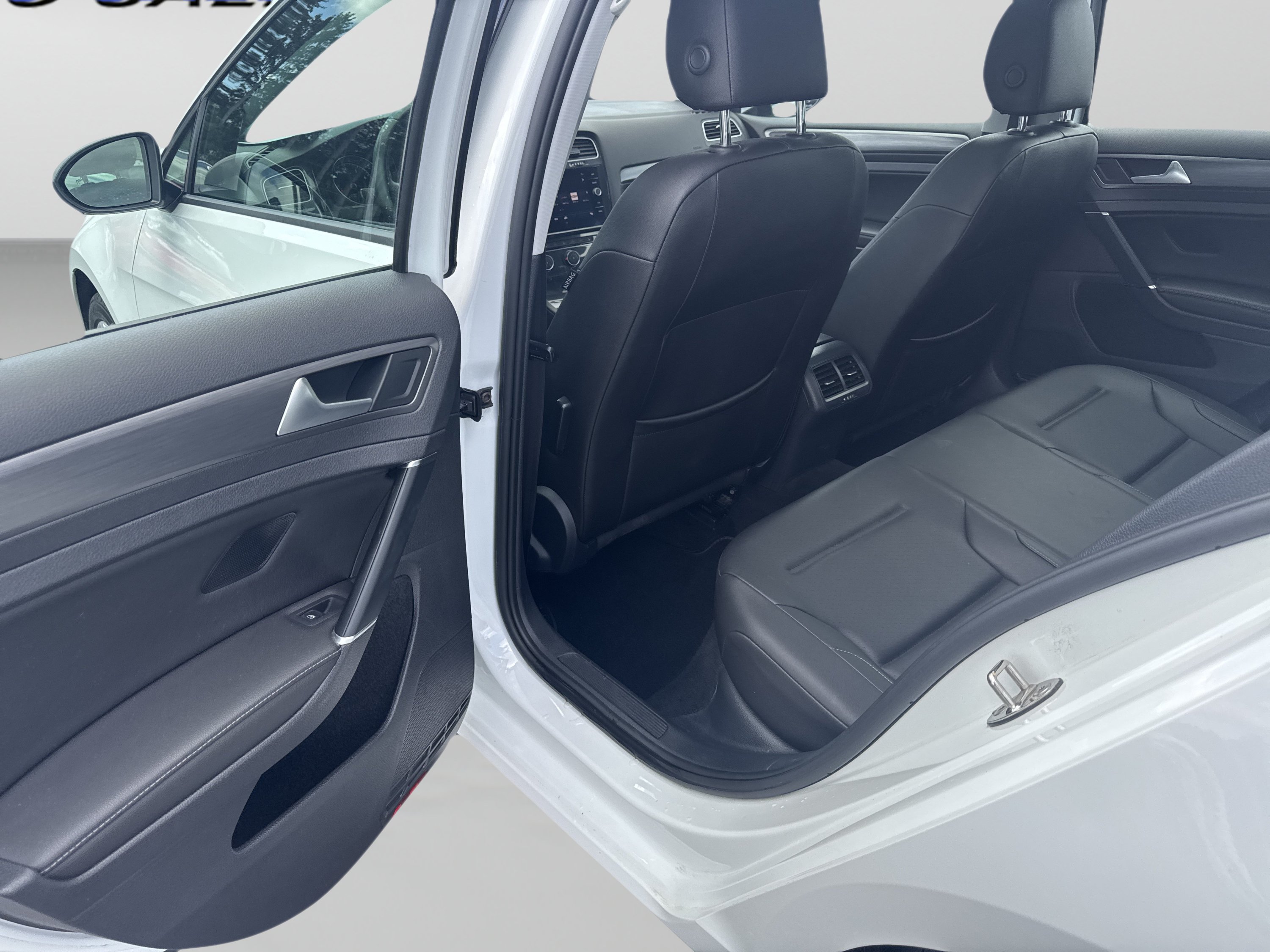 Used 2019 Volkswagen Golf SE FWD image 18