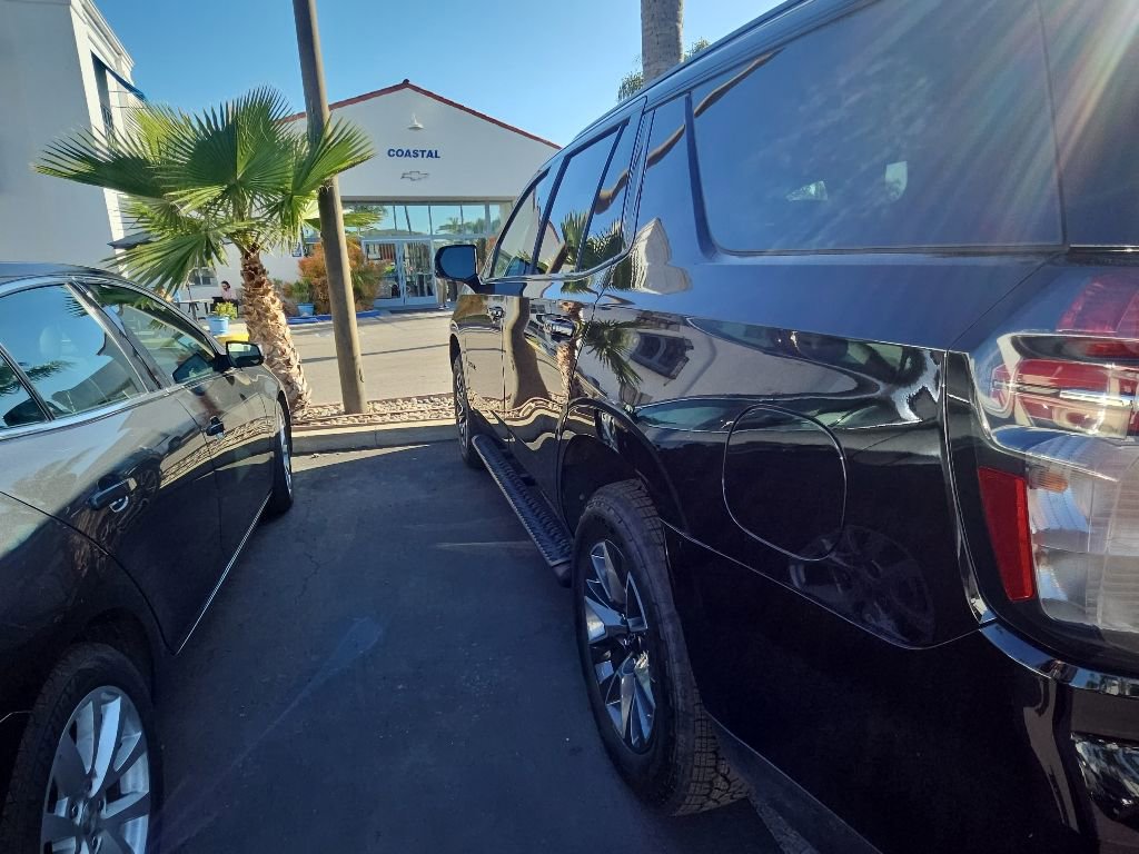 Used 2021 Chevrolet Tahoe Z71 w/ Z71 Signature Package AWD/4WD image 3