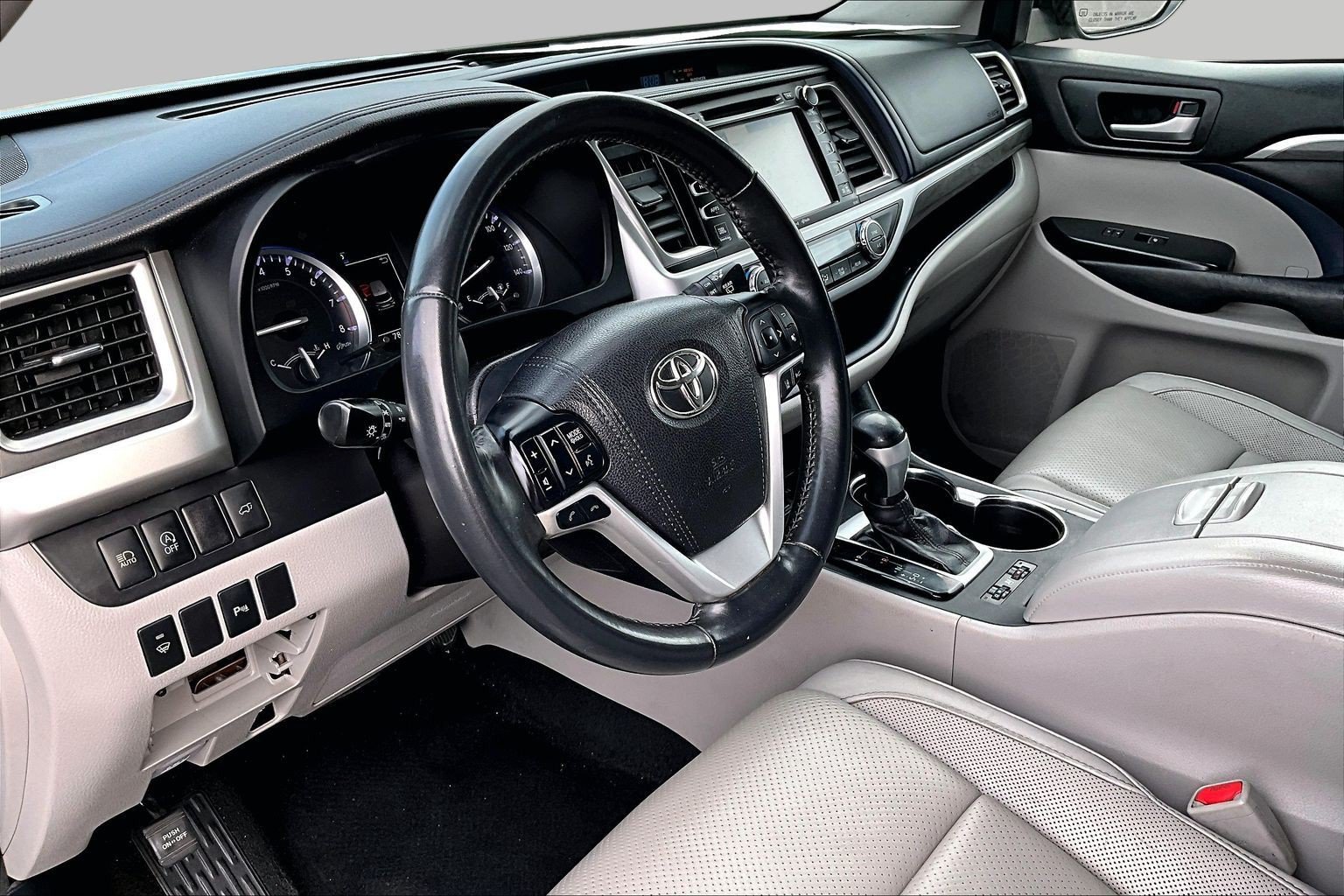 Used 2017 Toyota Highlander Limited w/ Carpet Mat Package FWD image 12