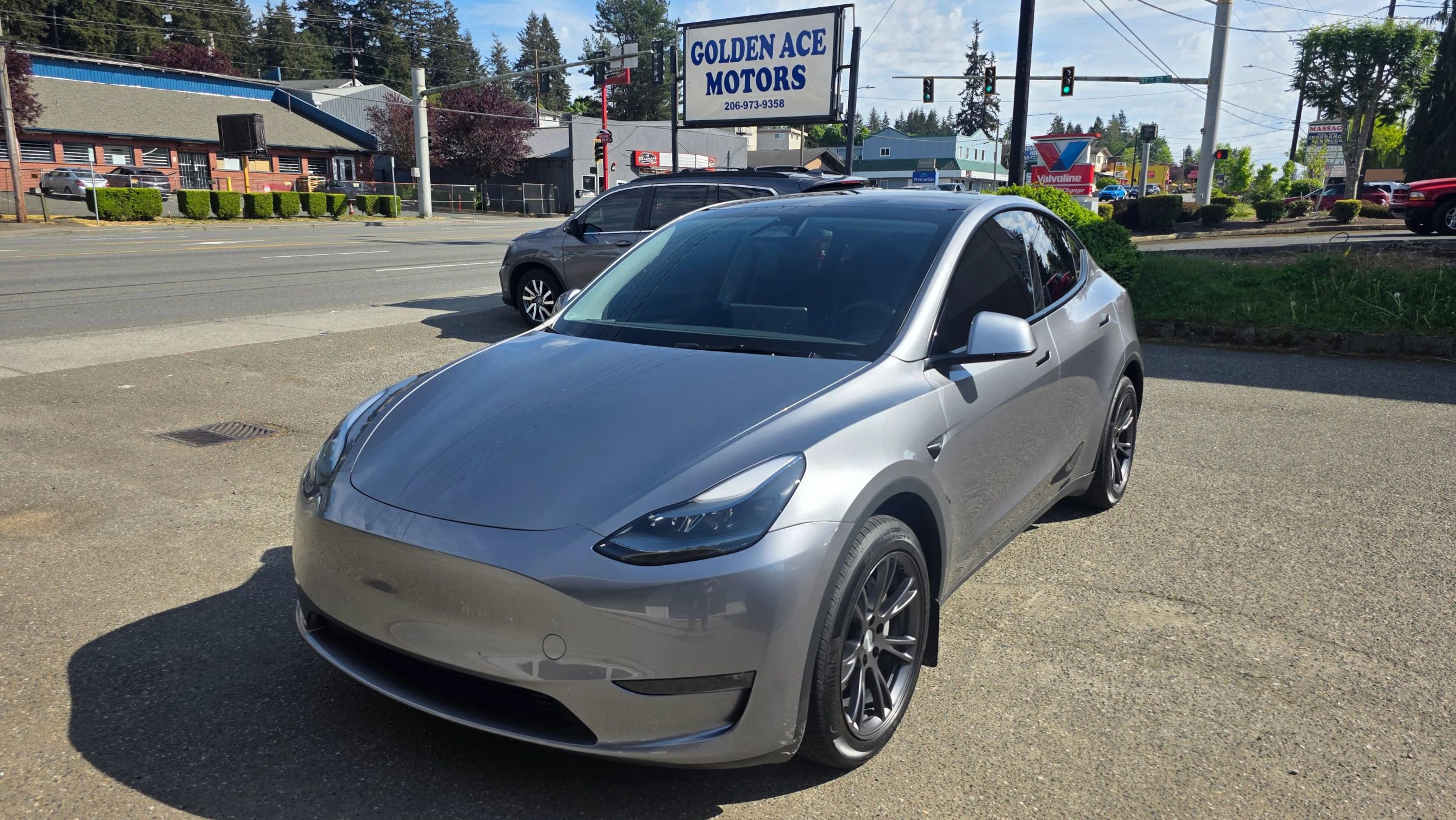 Used 2025 Tesla Model Y Long Range AWD/4WD image 1