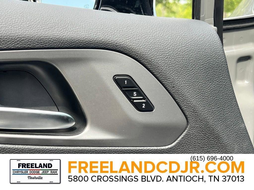 New 2025 Chrysler Pacifica Select image 18