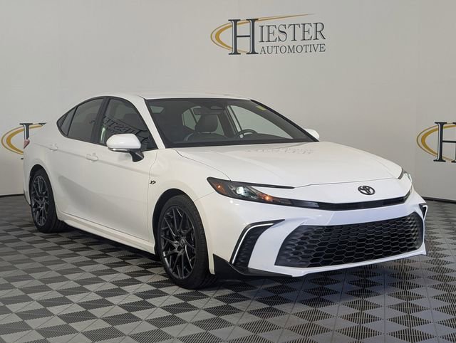 Used 2025 Toyota Camry SE w/ Convenience Package FWD image 2