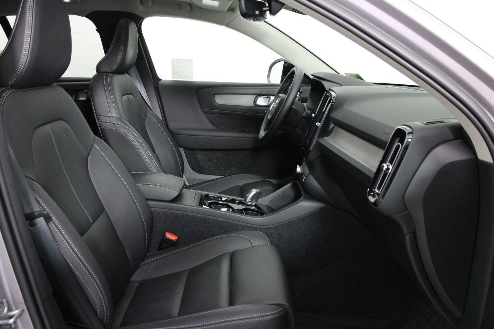 Used 2026 Volvo XC40 B5 Ultra w/ Climate Package AWD/4WD image 29