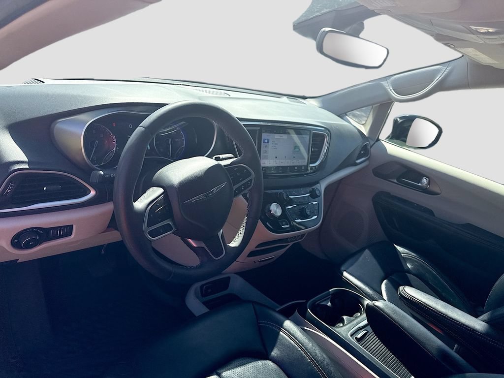 Used 2024 Chrysler Pacifica Touring-L FWD image 9