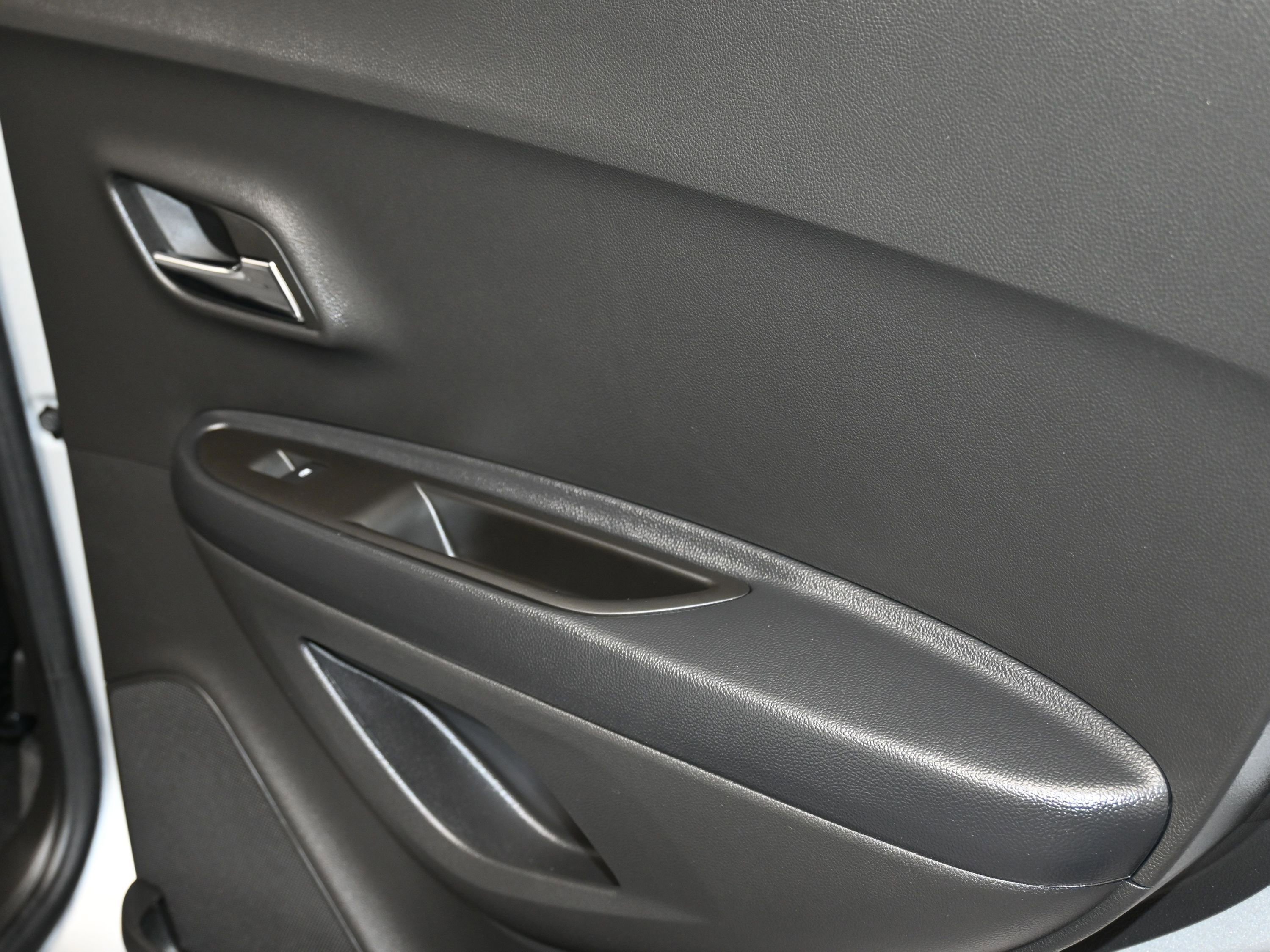 Used 2022 Chevrolet Trax LT w/ LT Convenience Package image 27