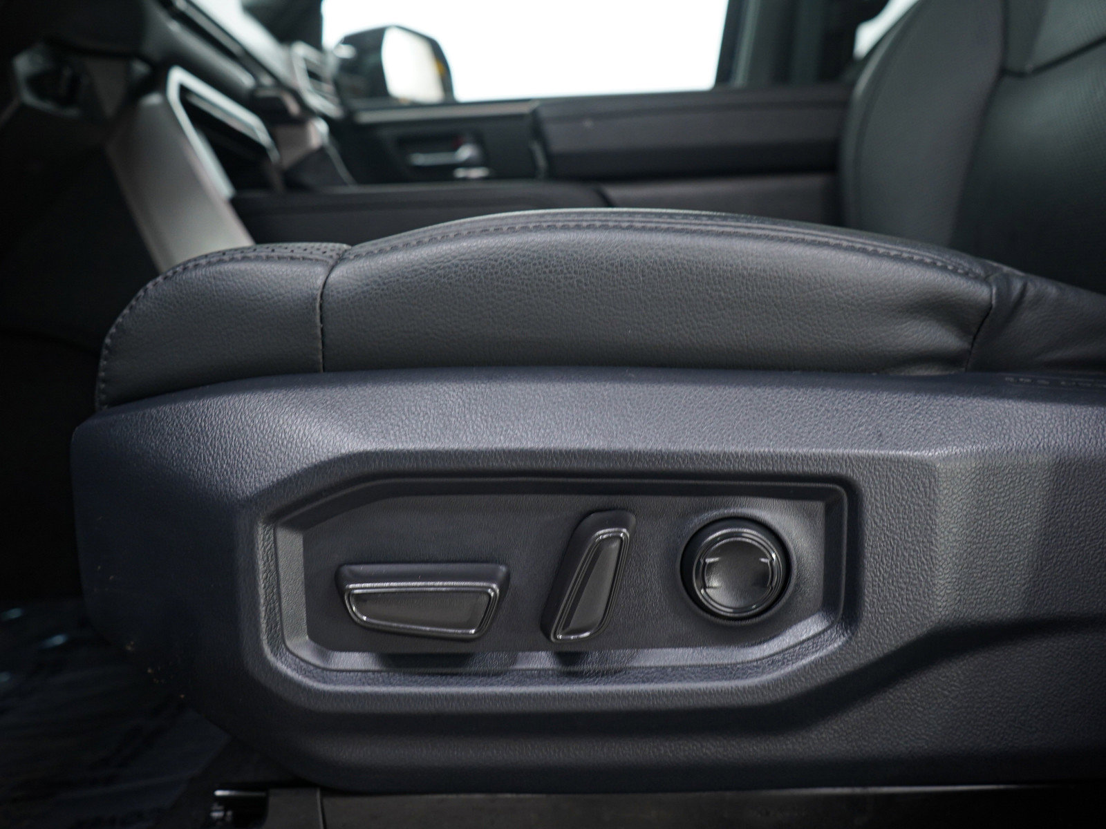 Used 2025 Toyota Sequoia Limited w/ Tow Technology Package image 27