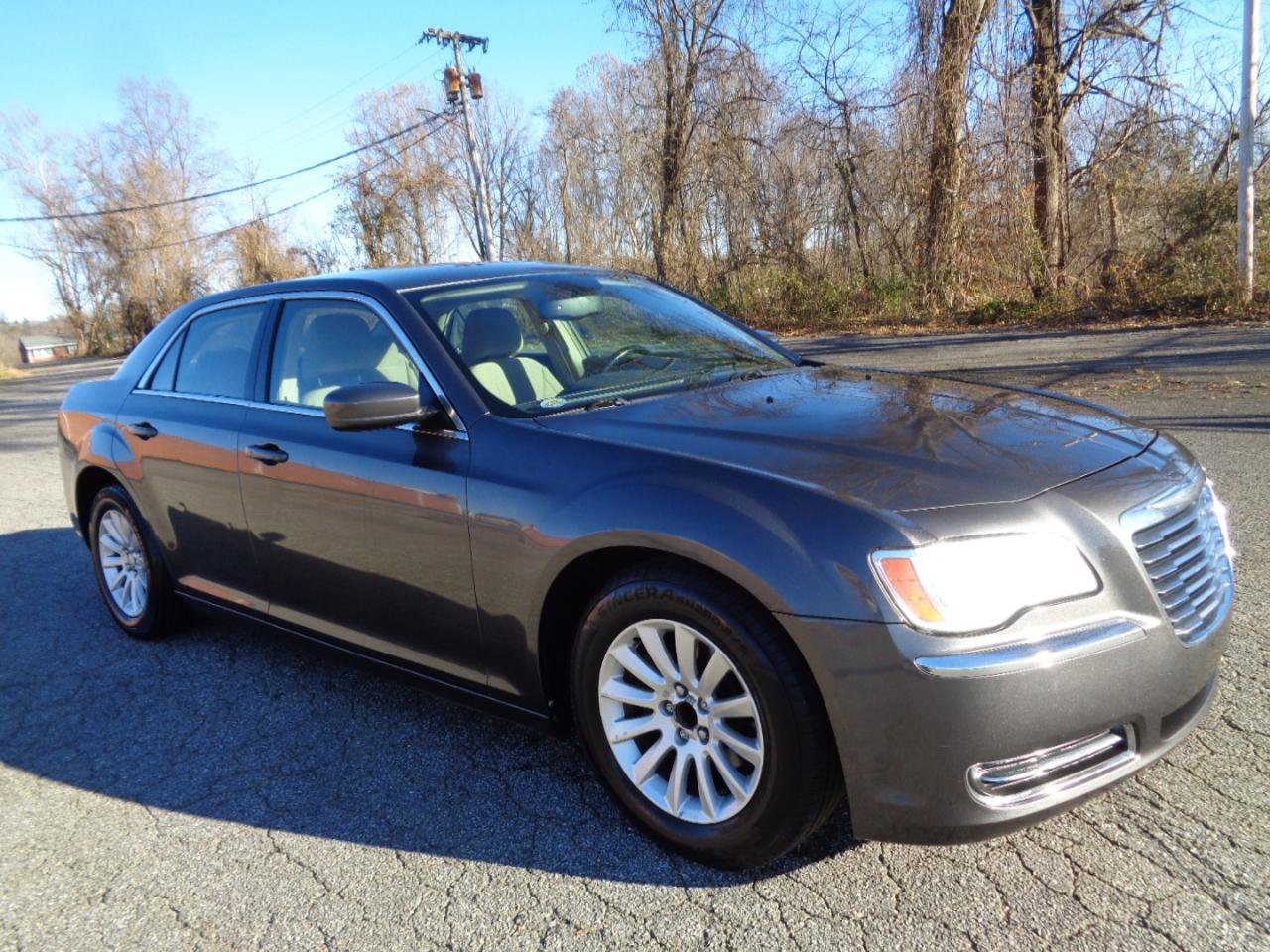 Used 2013 Chrysler 300 RWD image 3