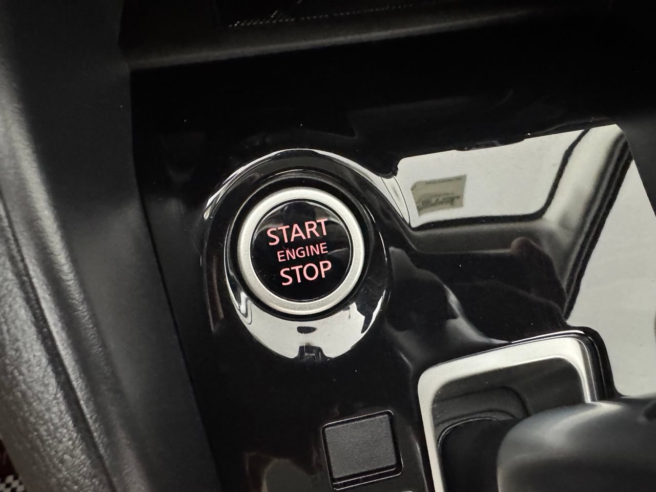 Used 2025 Nissan Versa SR FWD image 24