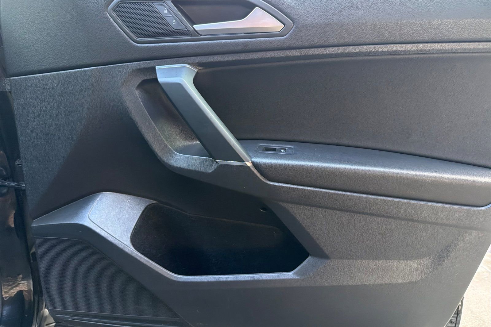 Used 2020 Volkswagen Tiguan SE w/ Panoramic Sunroof Package image 20