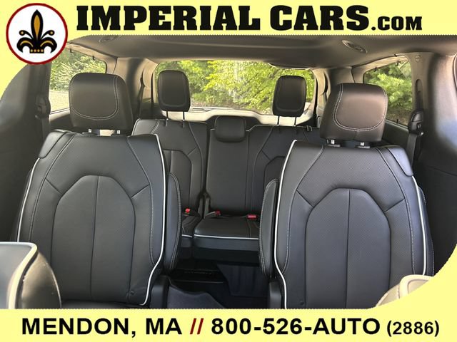 New 2027 Chrysler Pacifica Limited w/ Family Tech Group AWD/4WD image 32