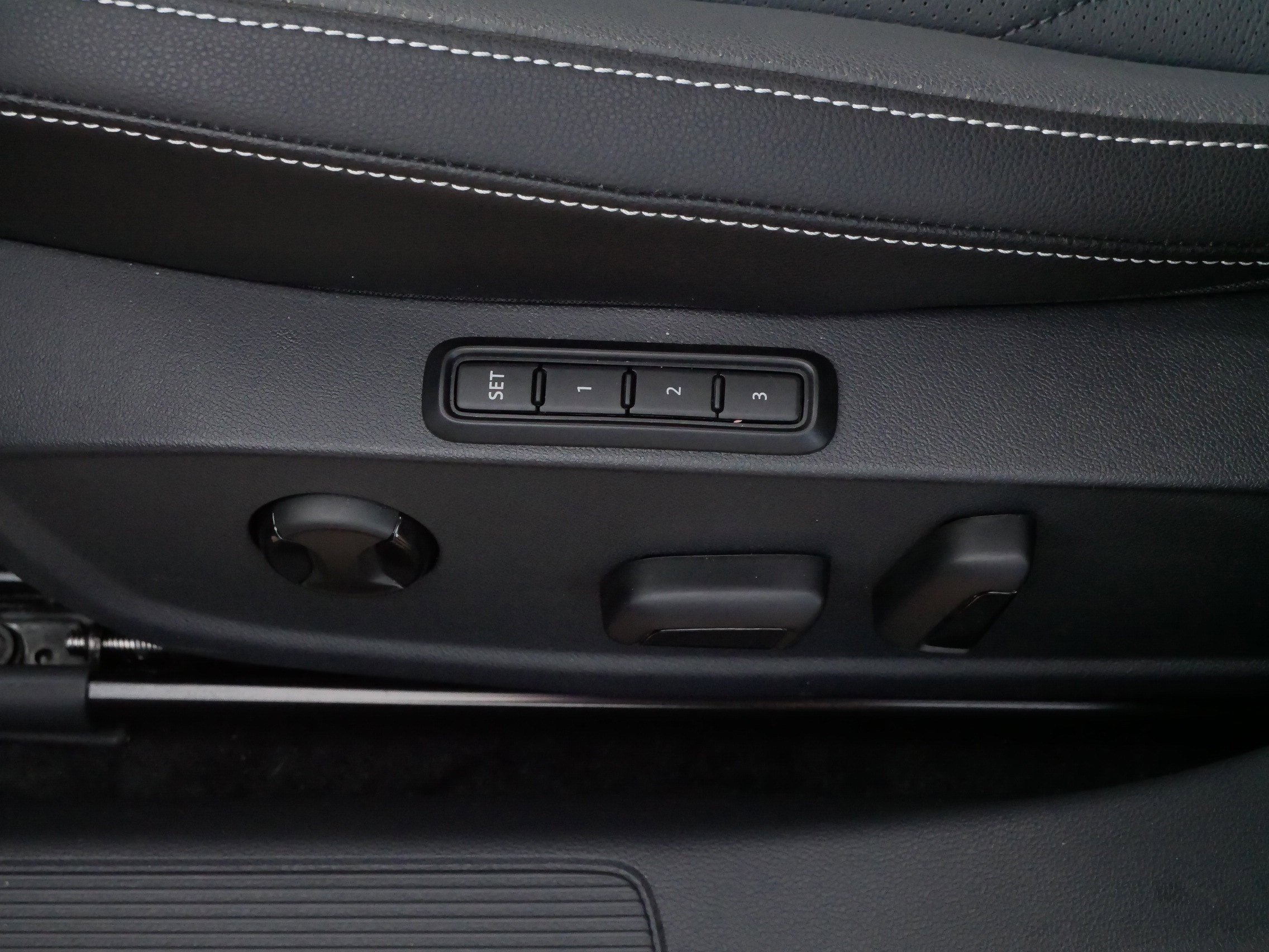 Certified 2025 Volkswagen Jetta SEL image 20