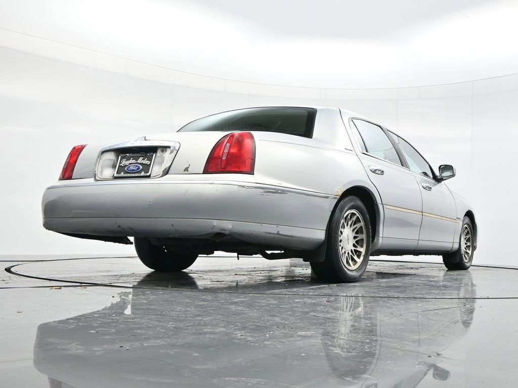 Used 2002 Lincoln Town Car Signature image 44