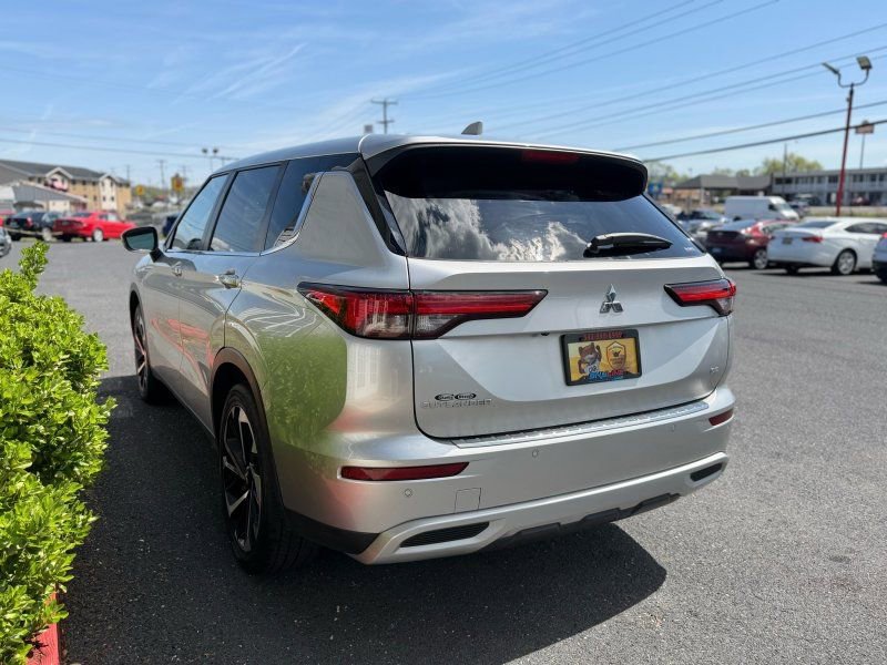 Used 2022 Mitsubishi Outlander SE image 6