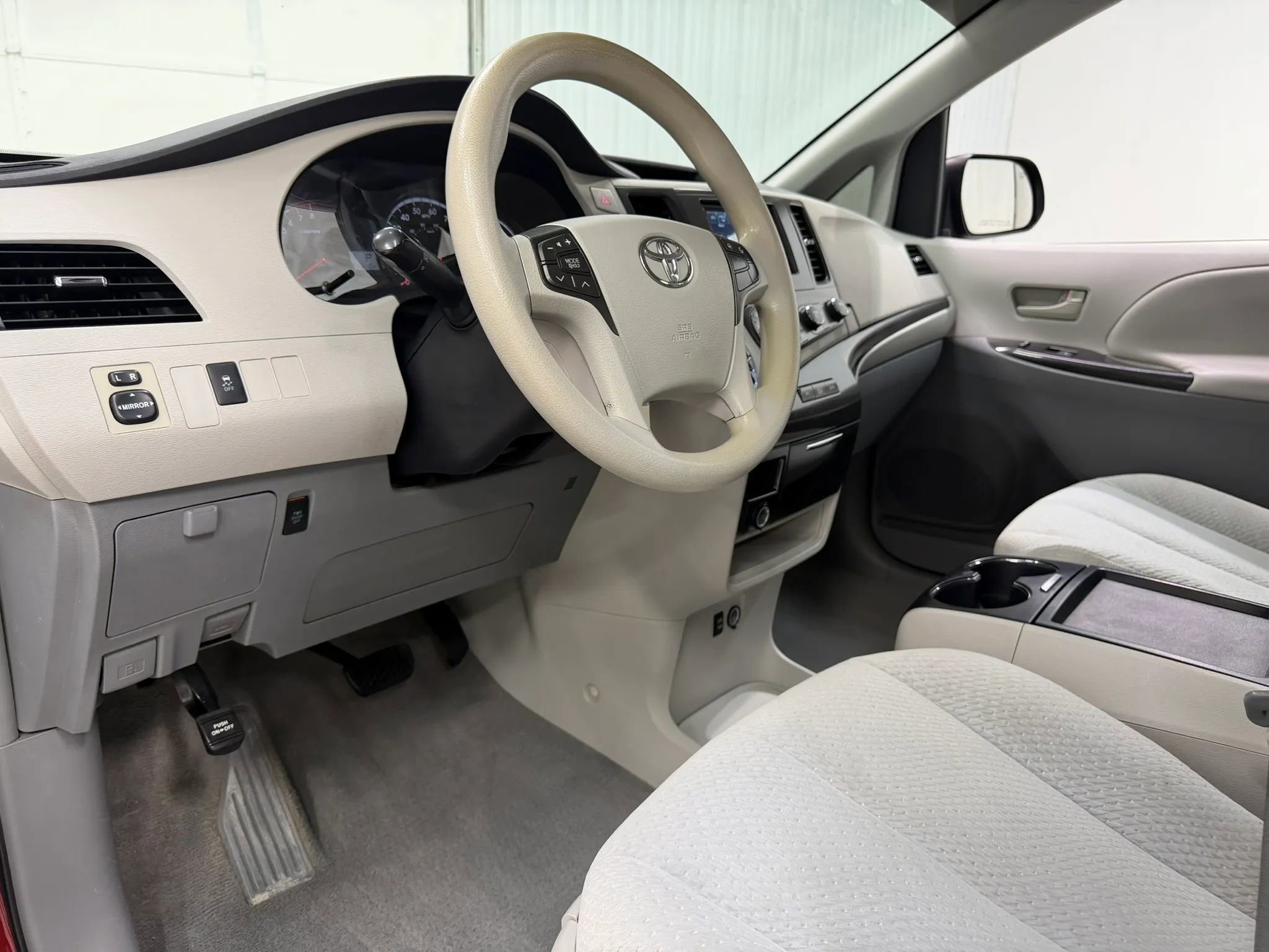 Used 2011 Toyota Sienna LE FWD image 12