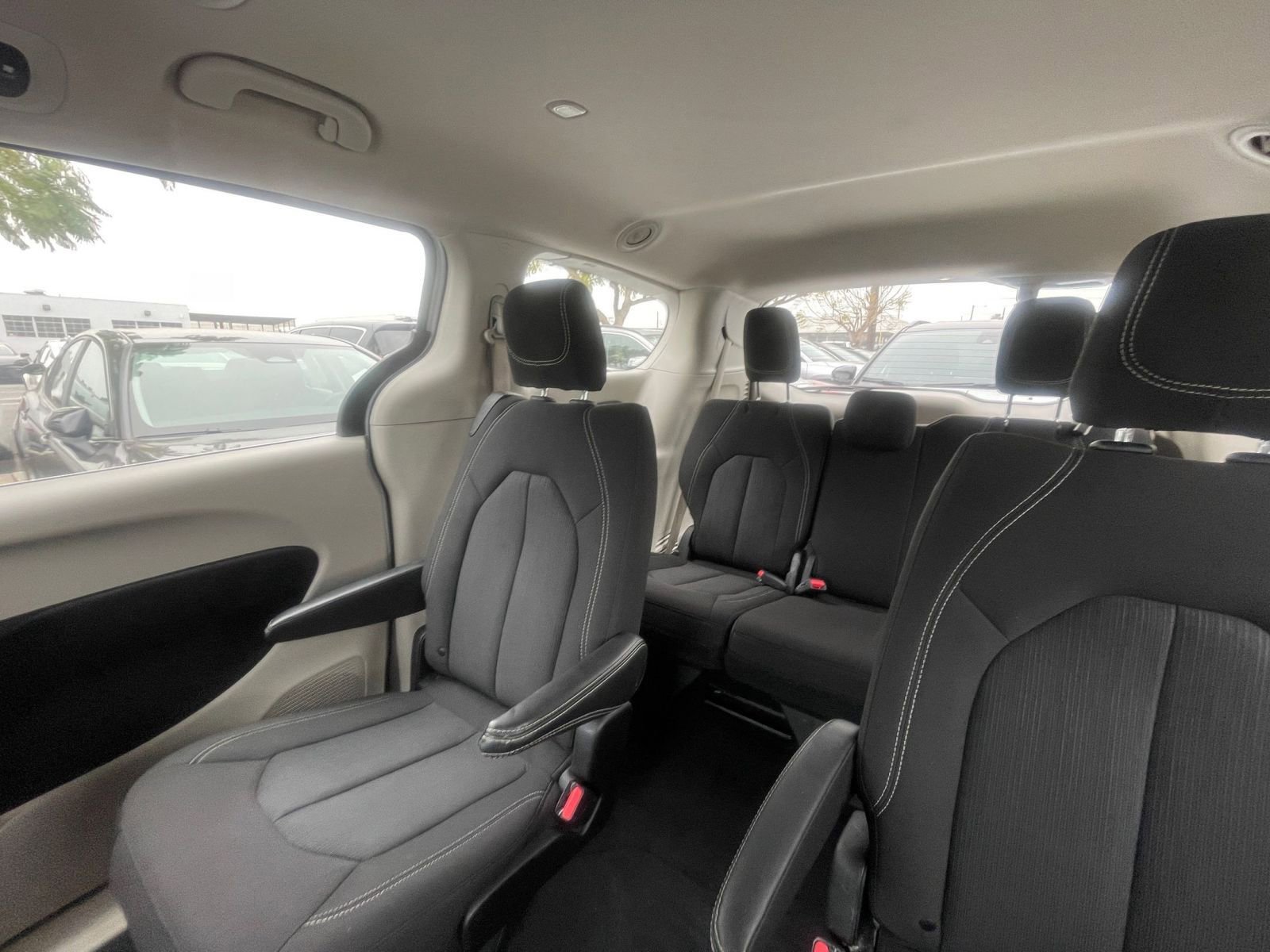Used 2023 Chrysler Voyager LX image 41