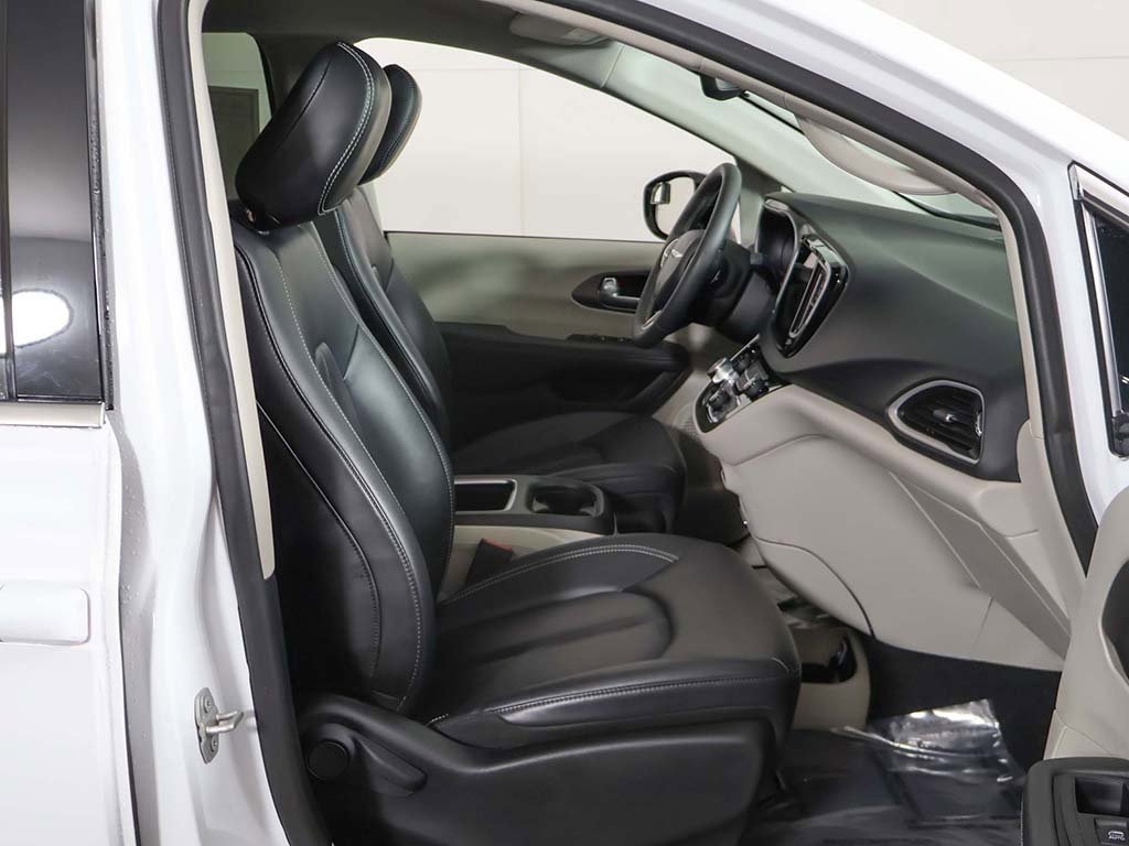 Used 2024 Chrysler Pacifica Touring-L image 23