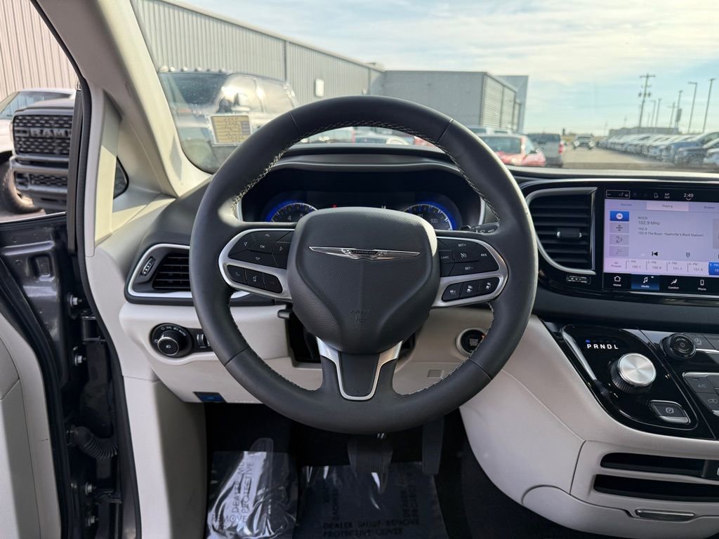 Used 2023 Chrysler Pacifica Touring-L image 13