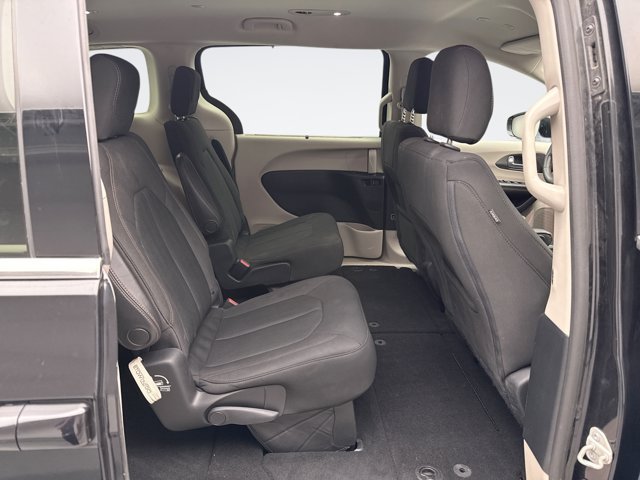 Used 2020 Chrysler Pacifica Touring FWD image 17