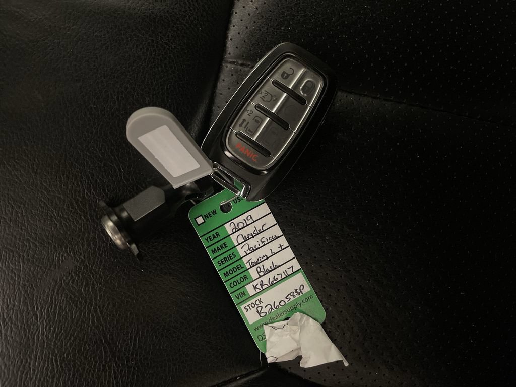 Used 2019 Chrysler Pacifica Touring-L Plus FWD image 30