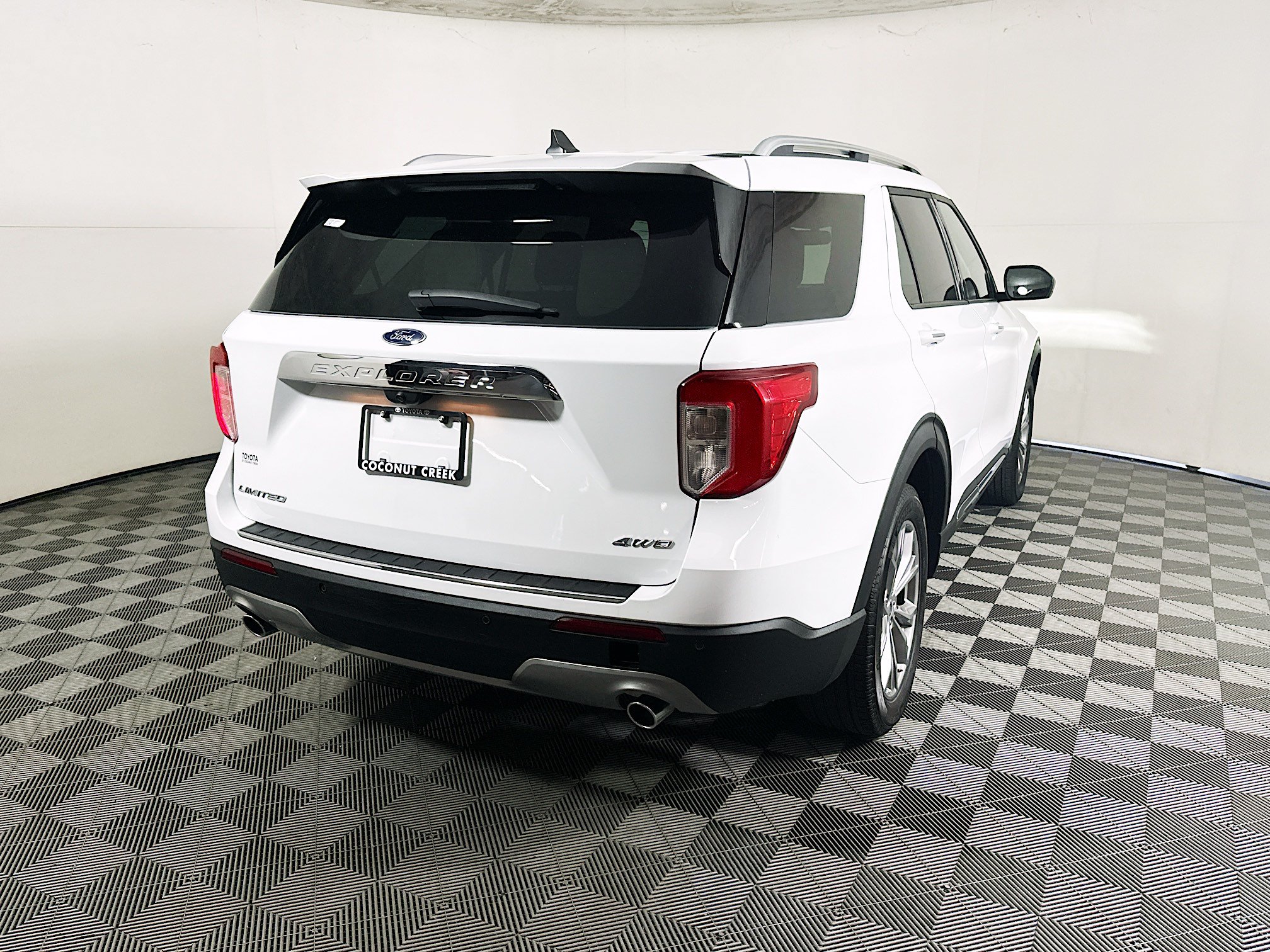 Used 2024 Ford Explorer Limited AWD/4WD image 3