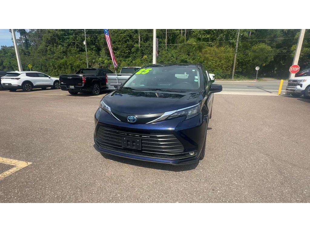 Used 2025 Toyota Sienna XLE FWD image 7
