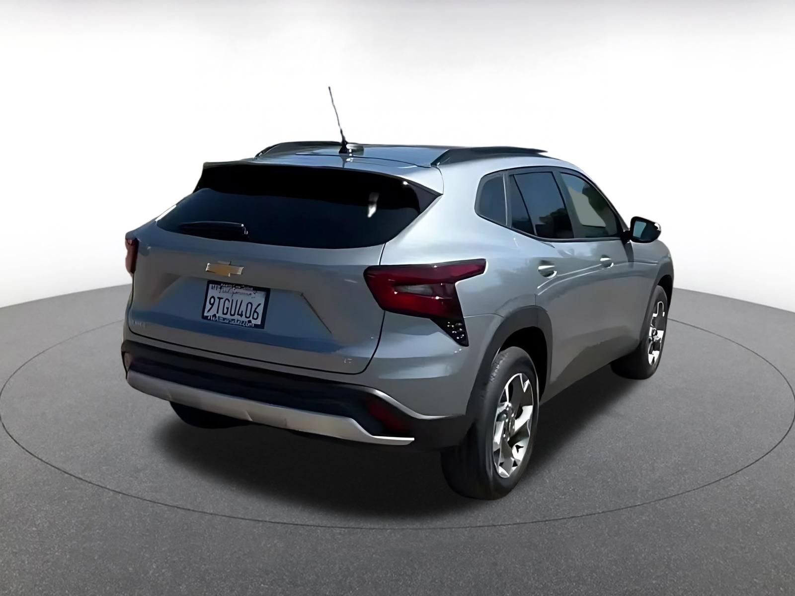 Used 2025 Chevrolet Trax LT FWD image 14