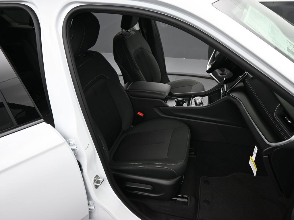 New 2025 Jeep Grand Cherokee L Laredo w/ Luxury Tech Group I image 21