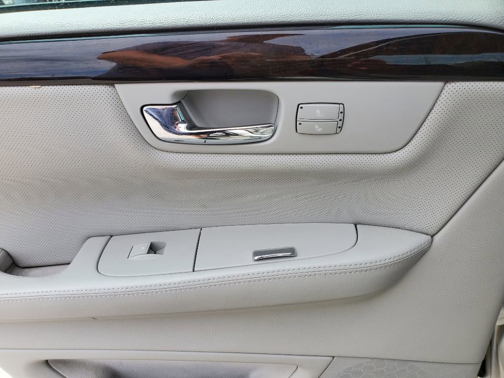 Used 2011 Cadillac DTS Premium FWD image 24