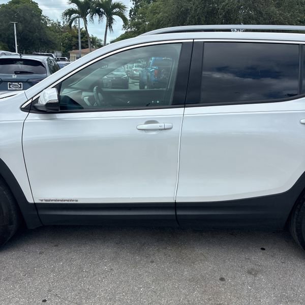Used 2022 GMC Terrain SLT w/ Tech Package FWD image 3