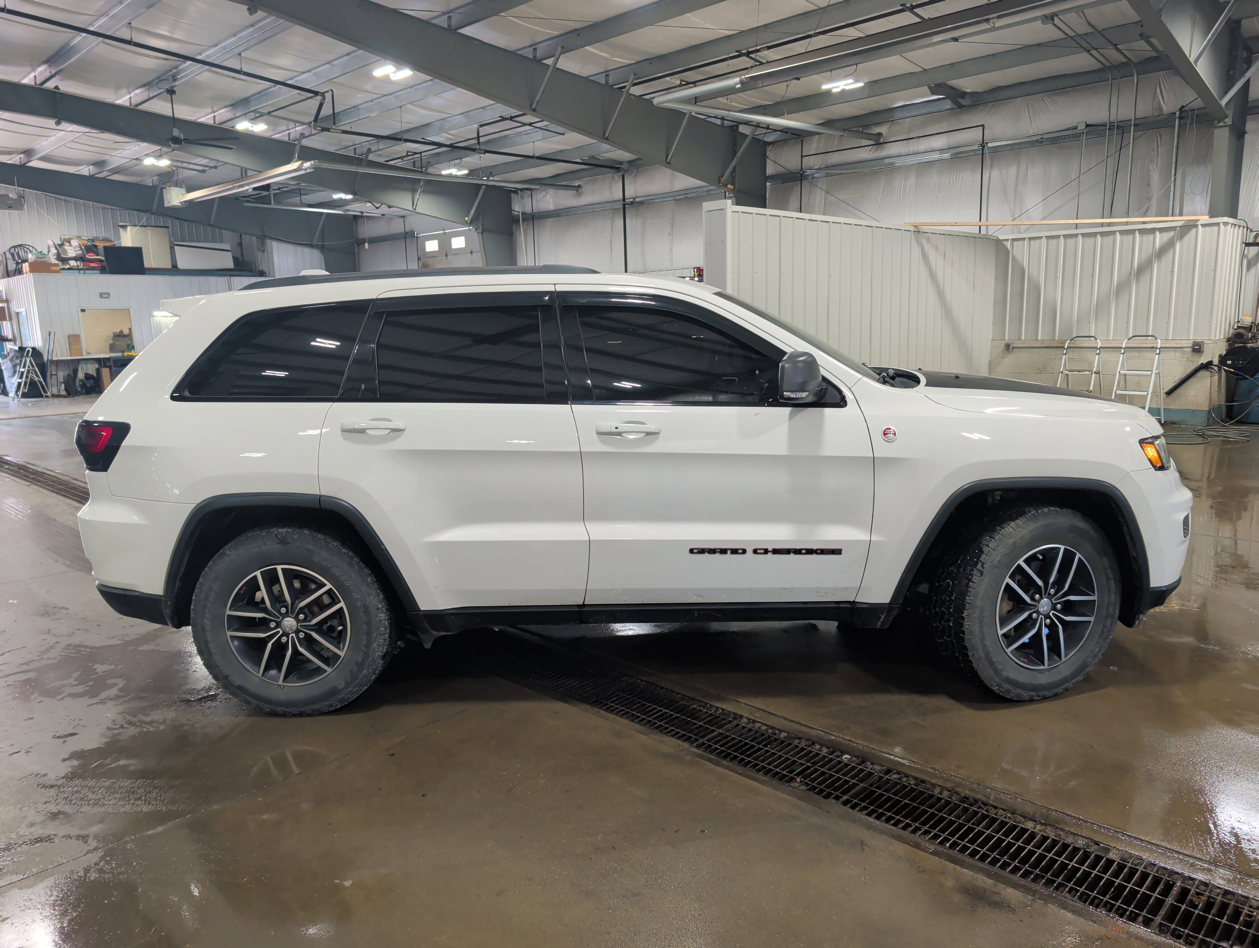 Used 2018 Jeep Grand Cherokee Trailhawk w/ Trailhawk Luxury Group AWD/4WD image 2