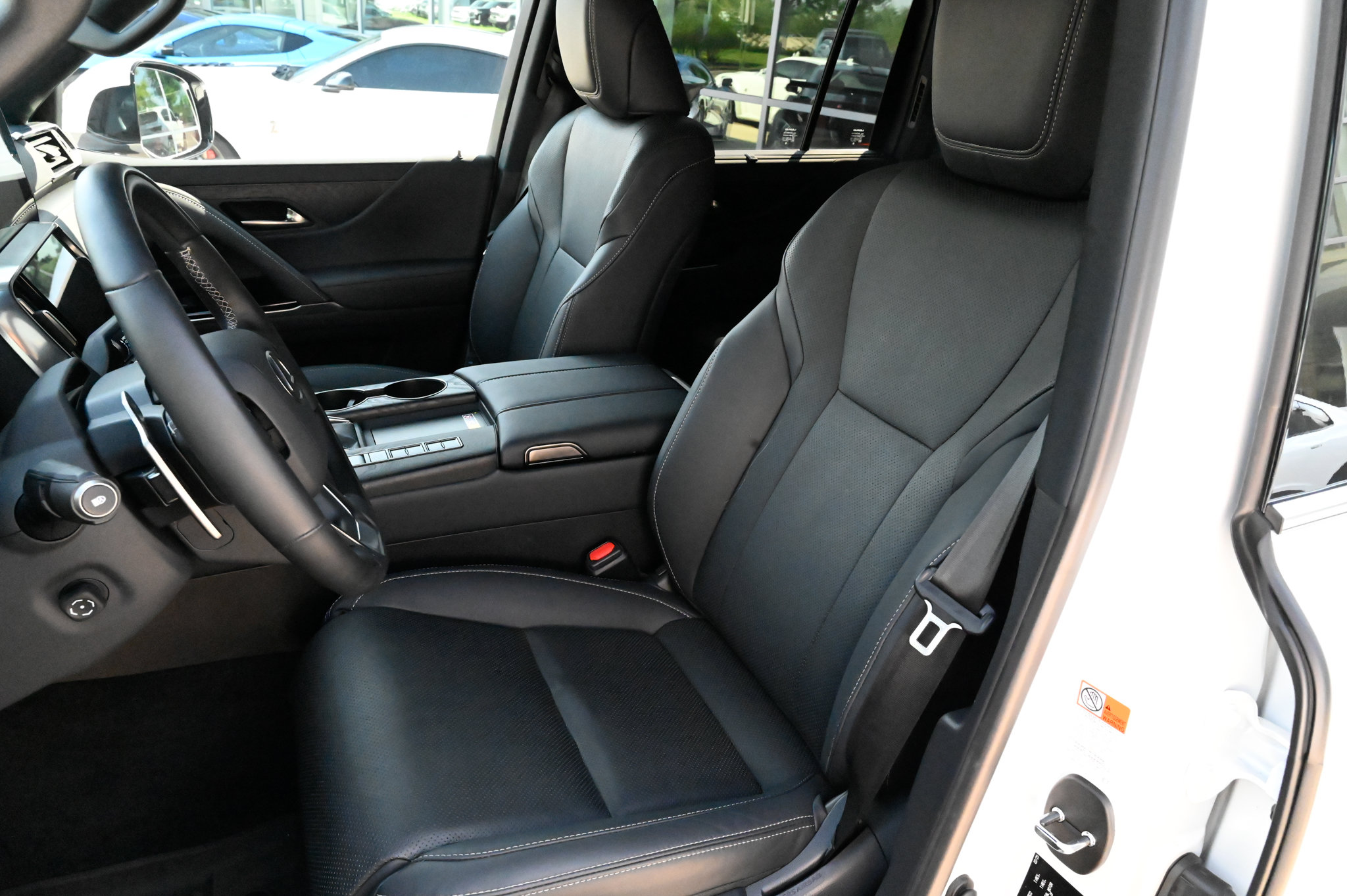 Used 2025 Lexus LX 600 4WD w/ Accessory Package (2T) image 19