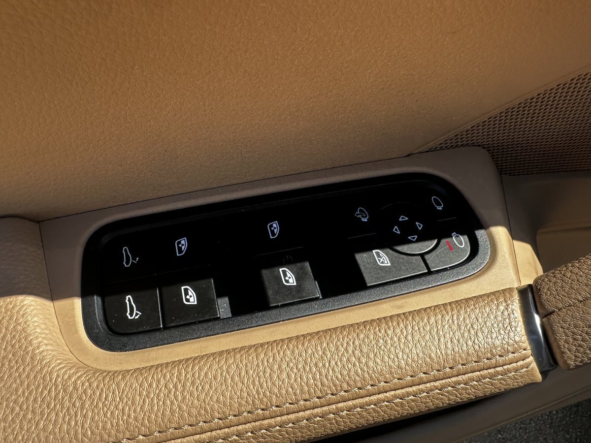 Used 2022 Porsche Cayenne Platinum Edition image 17