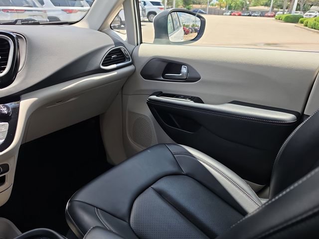 Used 2023 Chrysler Pacifica Touring-L FWD image 10
