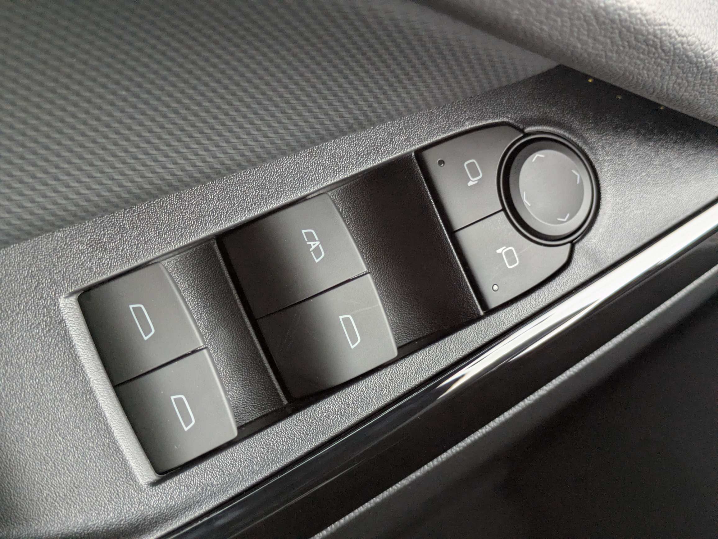 New 2027 Chevrolet Equinox LT w/ Safety and Technology Package FWD image 12