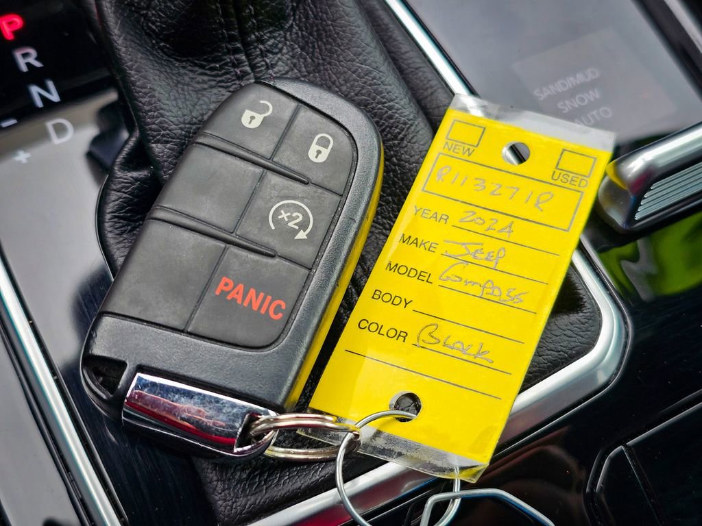 Used 2024 Jeep Compass Latitude image 35