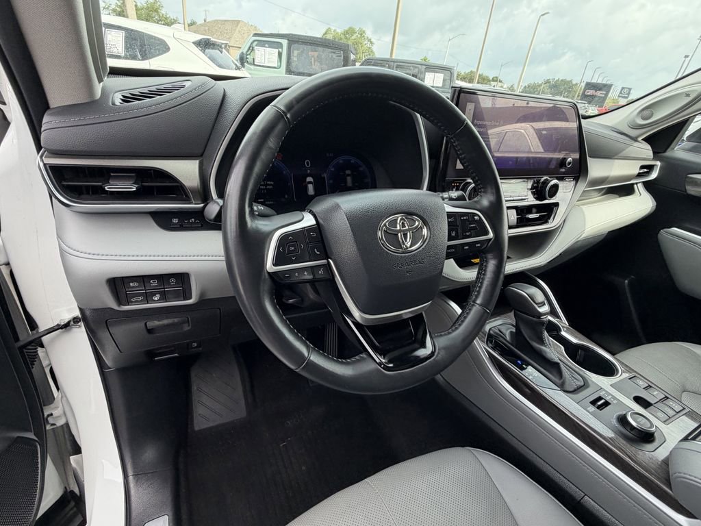 Used 2023 Toyota Highlander Limited AWD/4WD image 18