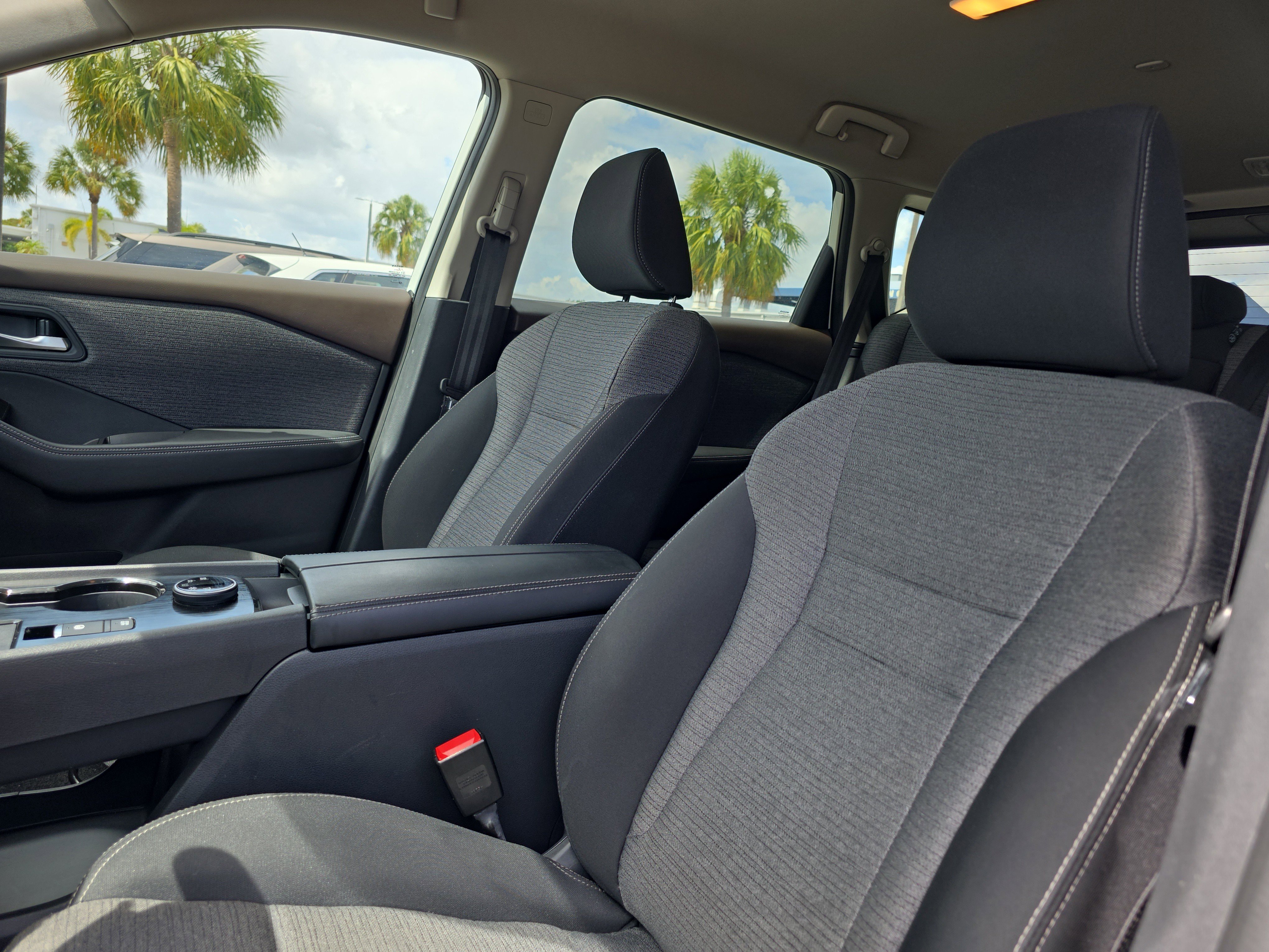 Used 2023 Nissan Rogue SV image 25