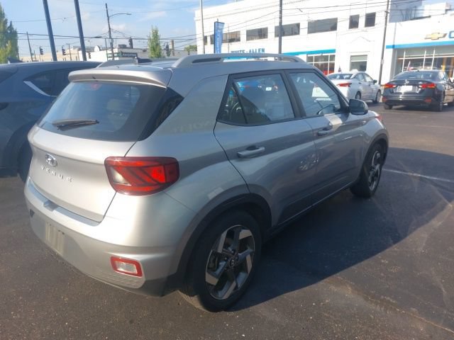 Used 2025 Hyundai Venue SEL FWD image 2