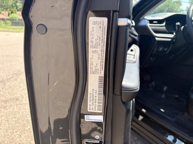 Used 2023 Jeep Grand Cherokee Limited w/ Black Appearance Package AWD/4WD image 34